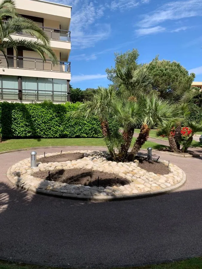 MandelieuMagnifique T2 Avec Terrasse Et Jardin Priveアパートメント アパート